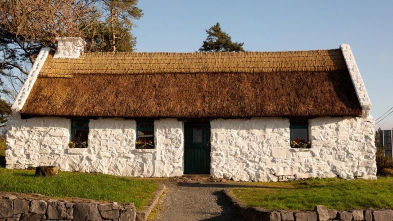 Peacockes Hotel Maam Cross Exterior photo